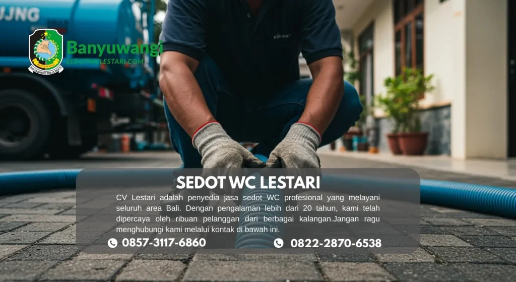 Proses penyedotan WC oleh tim Sedot WC Lestari Banyuwangi